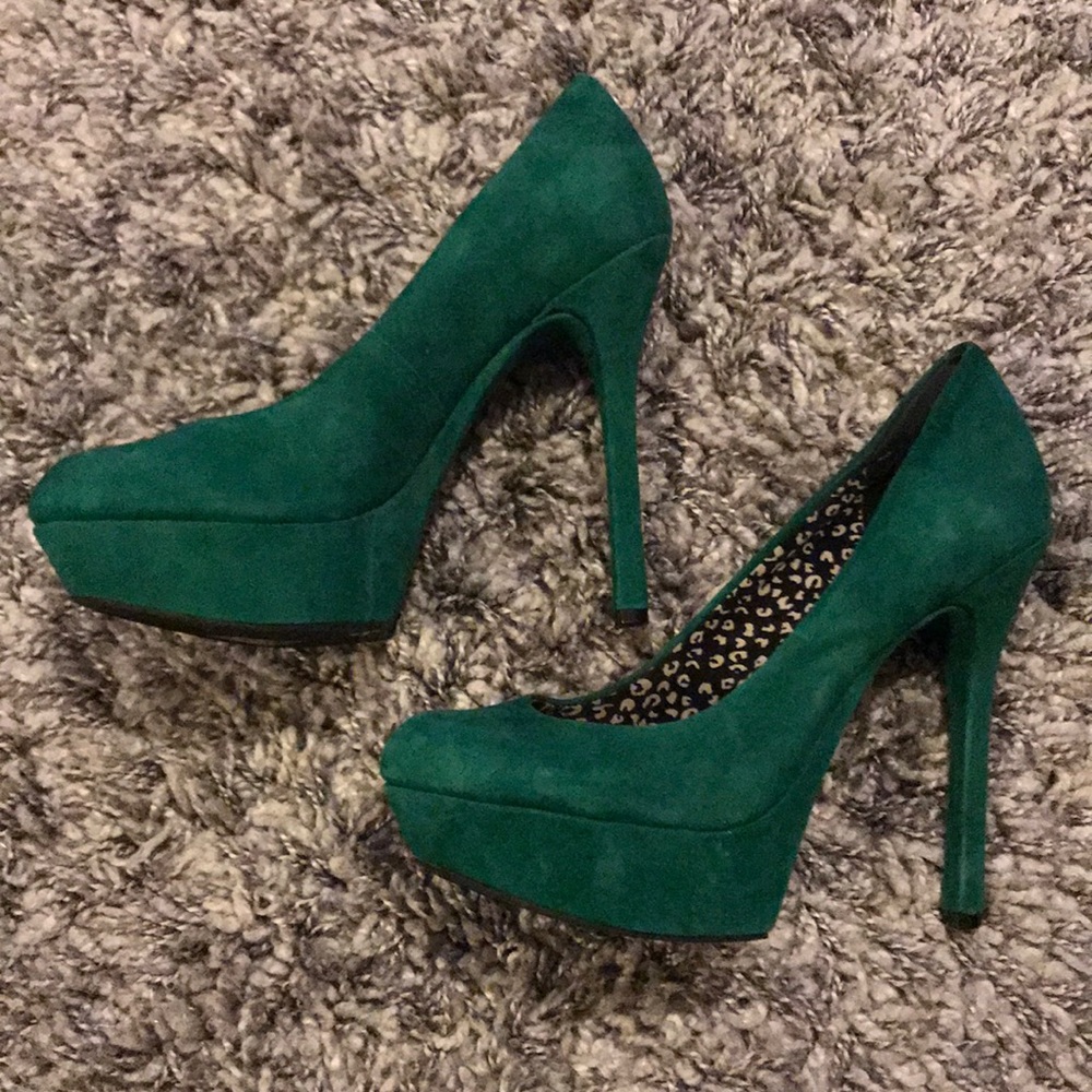 Jessica Simpson green suede platform pumps